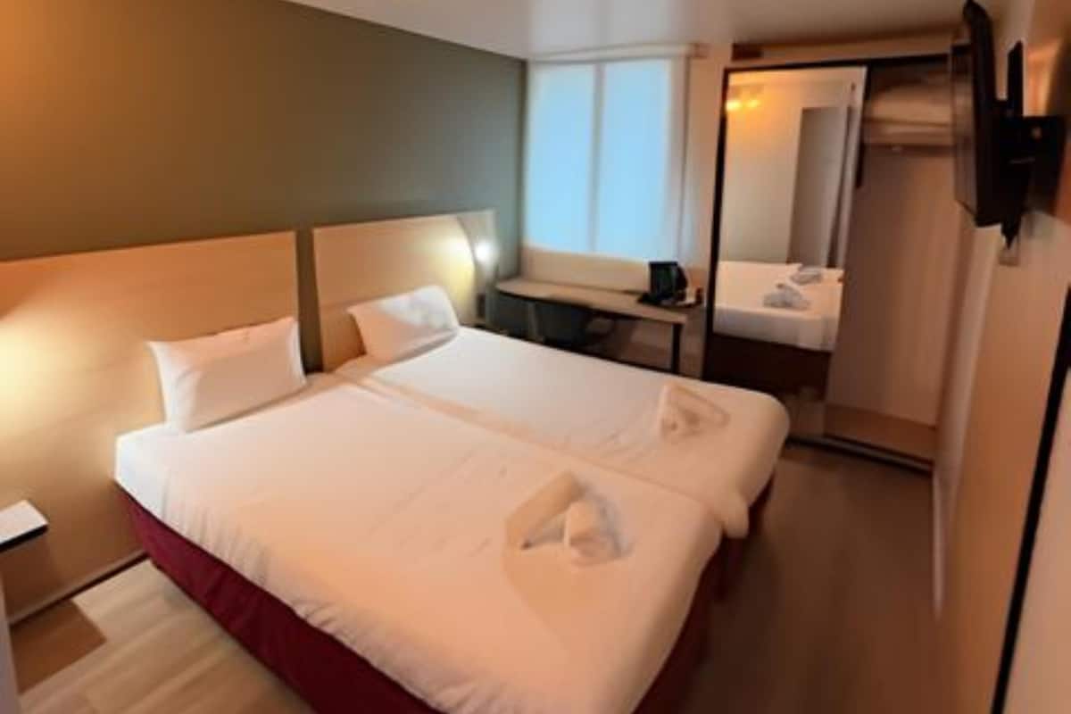 Rom – standard, 2 enkeltsenger, ikke-røyk, badekar | Individuelt innredet, skrivebord, blendingsgardiner og lydisolert