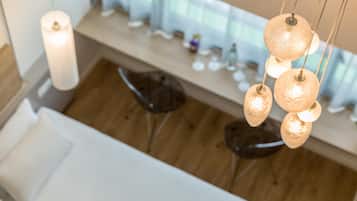 Individueel gemeubileerd, een bureau, verduisterende gordijnen