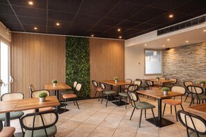 Café da manhã com buffet todos os dias mediante uma taxa