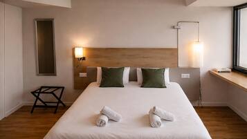 Familiekamer, Meerdere bedden, niet-roken, op tussenverdieping | Individueel gemeubileerd, een bureau, verduisterende gordijnen