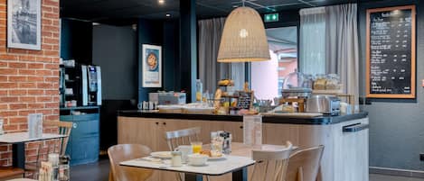 Ein Restaurant mit Backsteinwand, einer Speisekarte und einer Theke mit Lebensmitteln.
