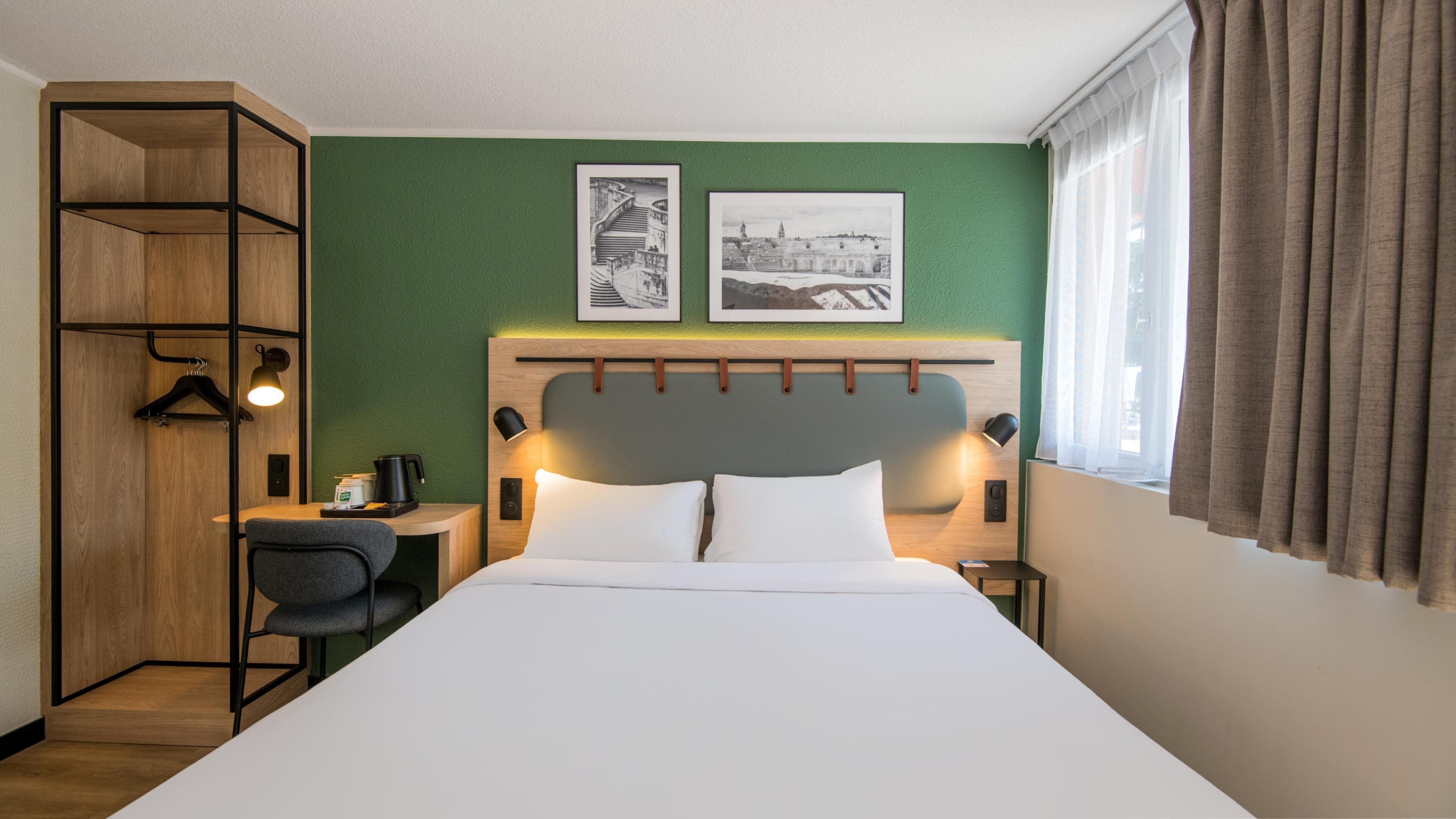 Premium bedding, desk, blackout drapes, free WiFi