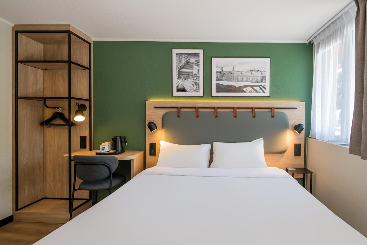 Premium bedding, desk, blackout drapes, free WiFi