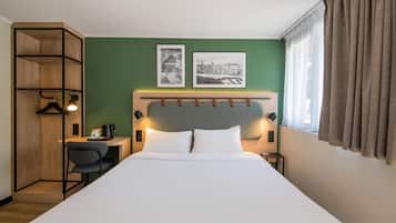 Premium bedding, desk, blackout drapes, free cribs/infant beds