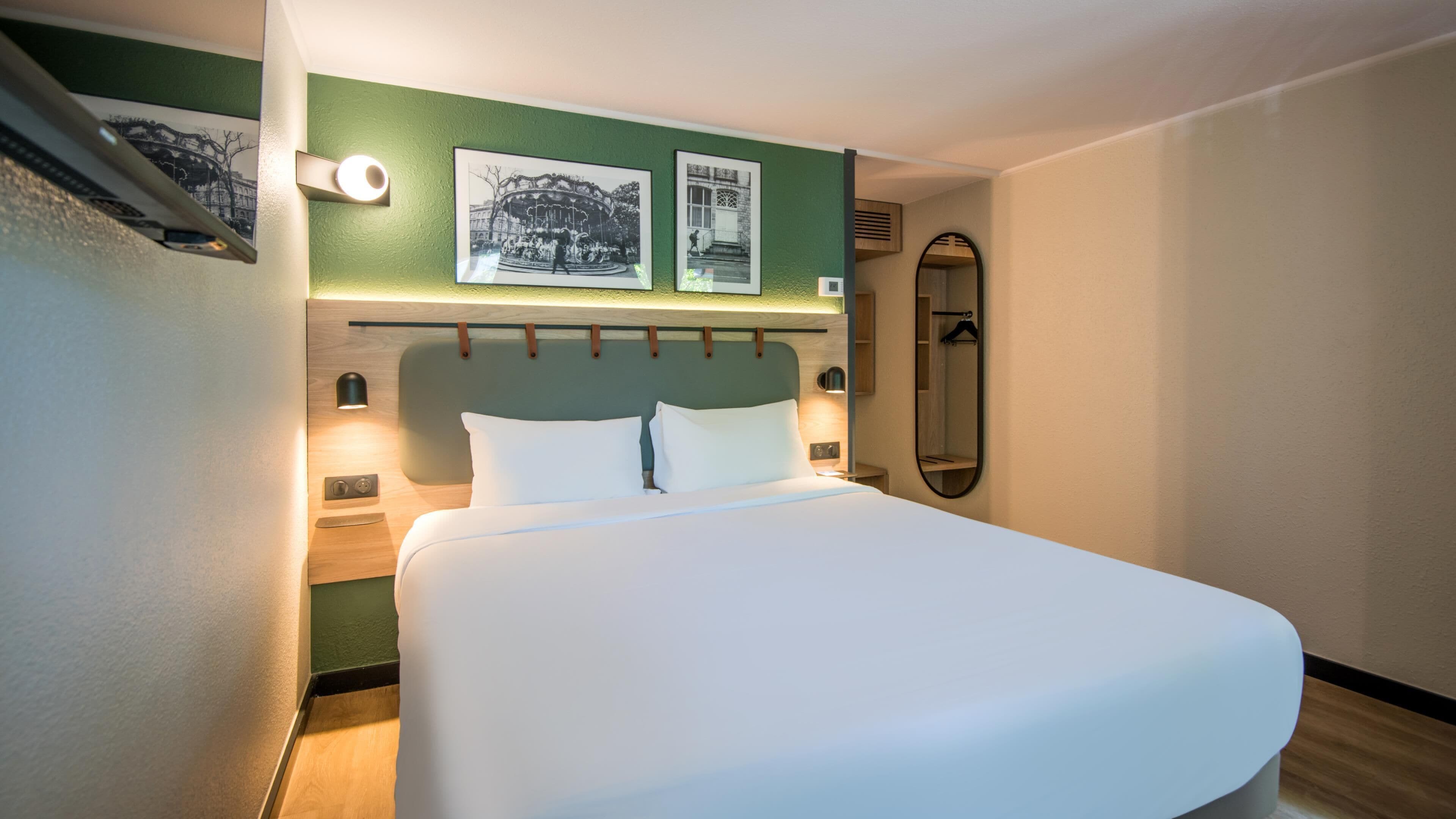 Premium bedding, desk, blackout curtains, free cots/infant beds