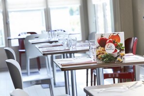 Lunch and dinner served, French cuisine - Campanile Lille Ouest - Lomme (Lille)
