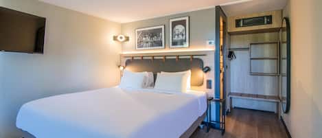 Premium bedding, desk, blackout curtains, free WiFi