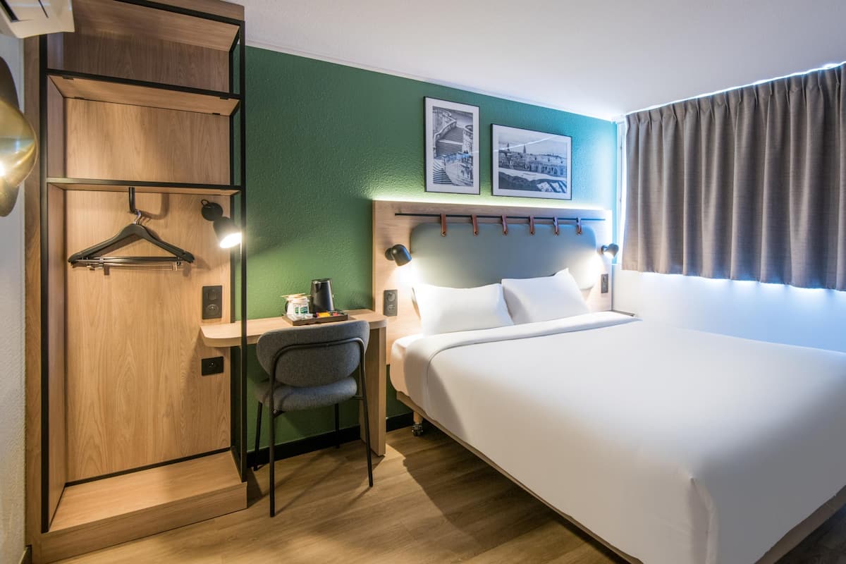 Premium bedding, desk, blackout curtains, free cots/infant beds