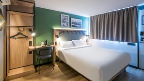 Premium bedding, desk, blackout curtains, free cots/infant beds