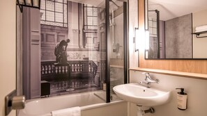 Combined shower/tub, eco-friendly toiletries, hair dryer, towels - Campanile Lille Ouest - Lomme (Lille)