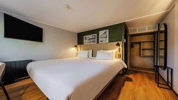 Habitación superior, 1 cama King size | Ropa de cama de alta calidad, escritorio y cortinas blackout