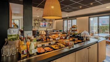 Desayuno buffet (EUR 13.90 por persona)