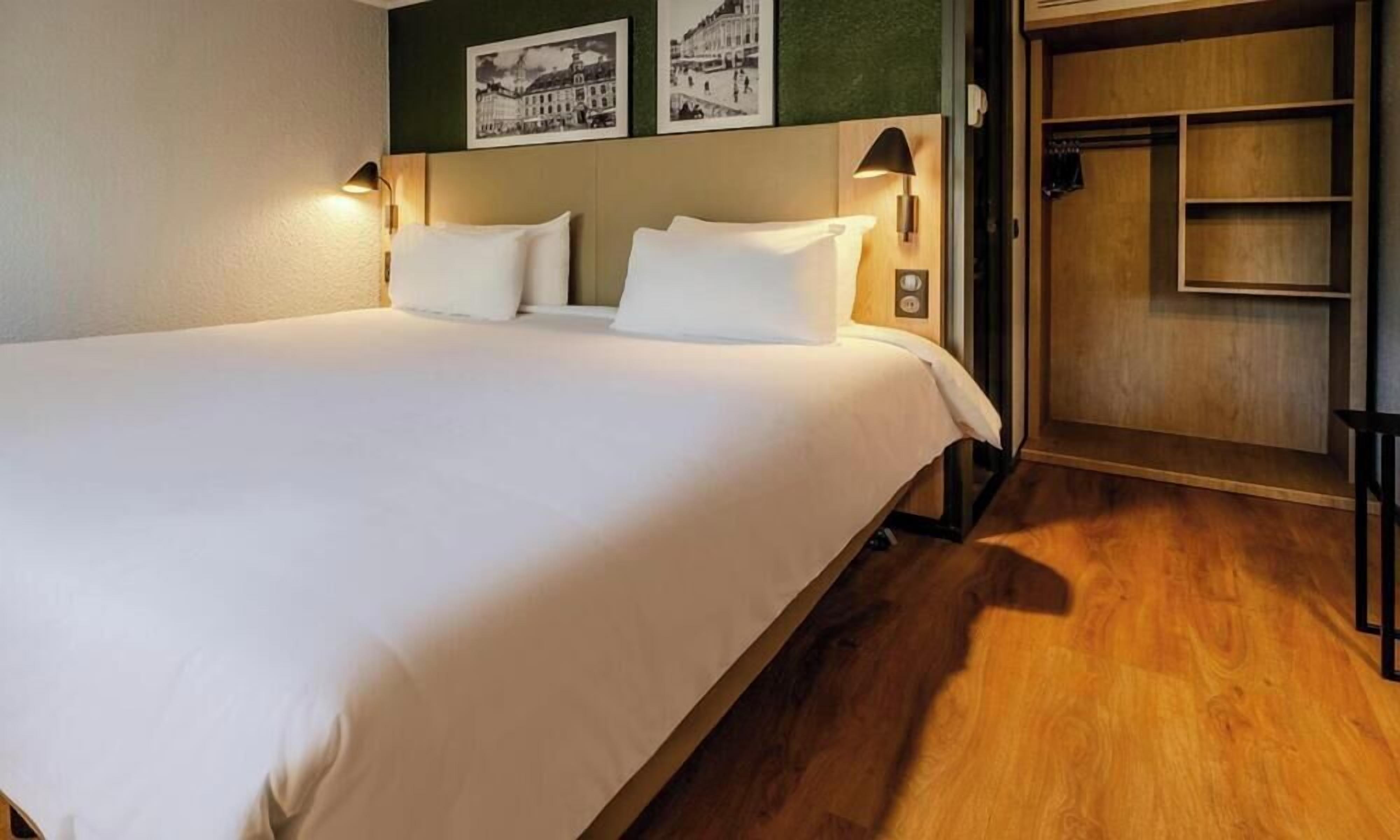 Ropa de cama de alta calidad, escritorio, cortinas opacas
