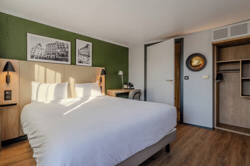 Camera Standard, 1 letto queen | Biancheria da letto di alta qualità, una scrivania, tende oscuranti