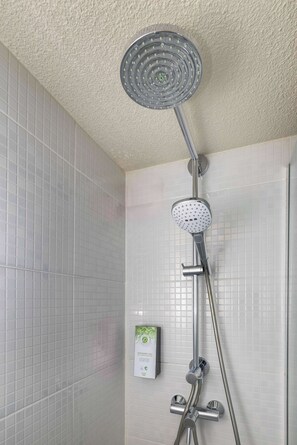 Combined shower/bathtub, eco-friendly toiletries, hair dryer, towels - Campanile NATURE - Lille Est Villeneuve-d'Ascq (Villeneuve-d'Ascq)