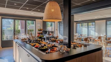 Café da manhã, almoço e jantar; culinária francesa
