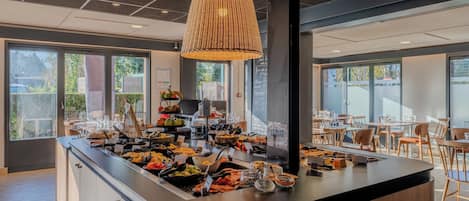 Se sirven desayunos, comidas, cenas y cocina francesa