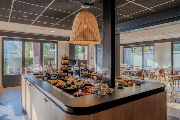 Serveert ontbijt, lunch, diner, Franse gerechten