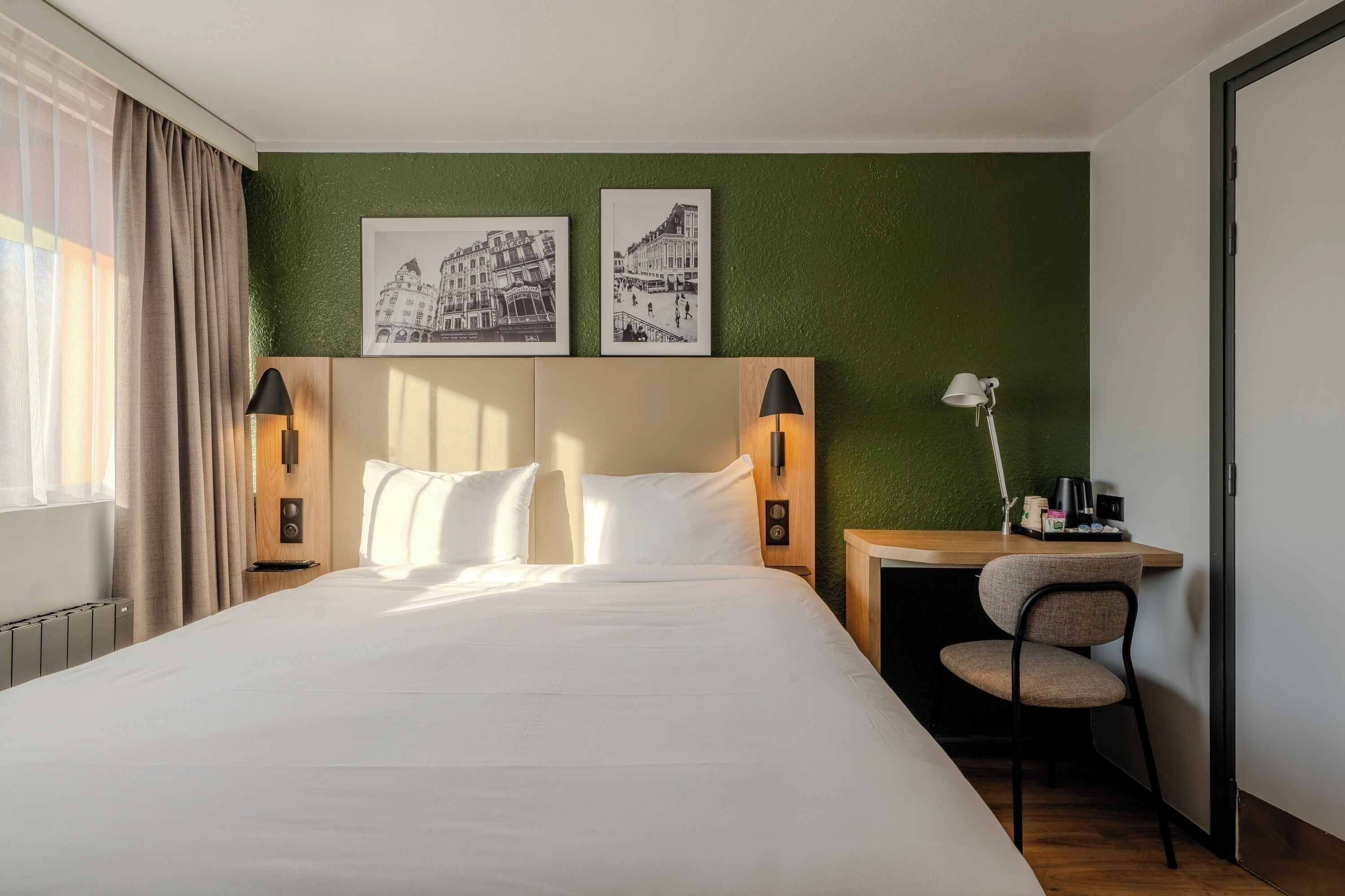 Standard Room, 1 Queen Bed | Premium bedding, desk, blackout drapes, iron/ironing board