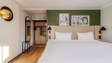 Standard Room, 1 Queen Bed | Premium bedding, desk, blackout curtains, iron/ironing board