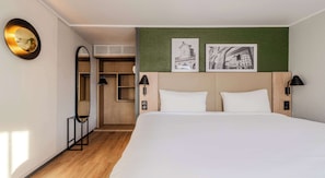 Standard Room, 1 Katil Ratu (Queen) | Peralatan tempat tidur premium, meja, langsir/tirai gelap terus 