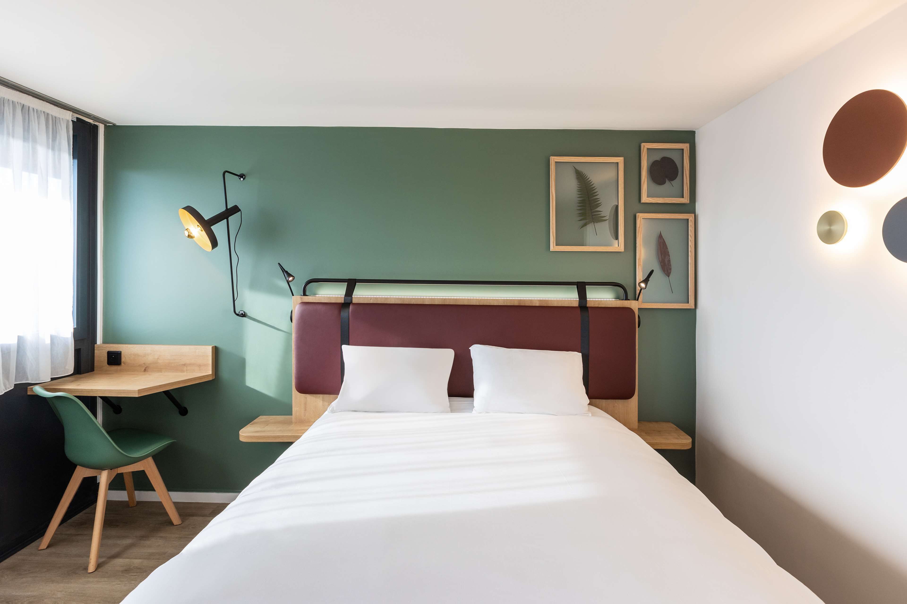 Luxe beddengoed, een bureau, een laptopwerkplek