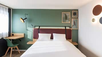 Luxe beddengoed, een bureau, een laptopwerkplek