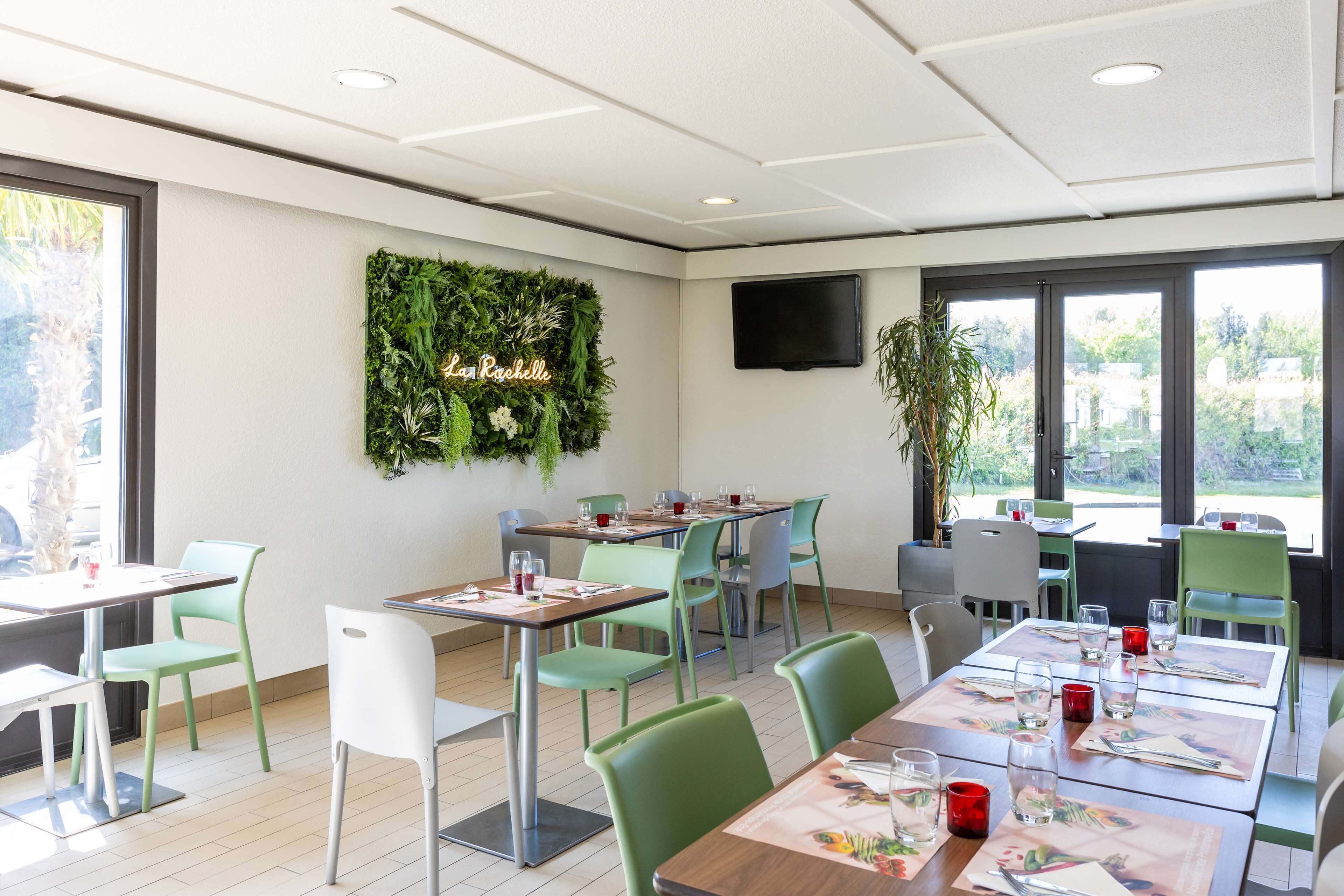 Serveert ontbijt, lunch, diner, regionale gerechten 