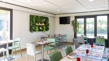 Serveert ontbijt, lunch, diner, regionale gerechten