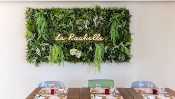 Breakfast, lunch, dinner served; Regional cuisine