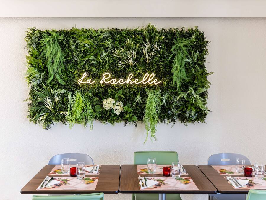 Breakfast, lunch, dinner served; Regional cuisine