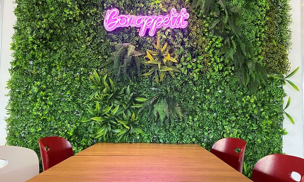 Petit déjeuner et dîner servis sur place