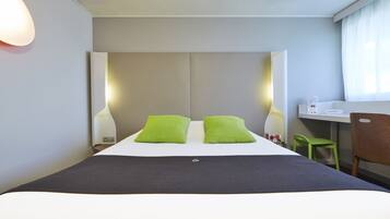 Standaard kamer, 1 tweepersoonsbed (Junior Bed up to 10 years) | Een bureau, verduisterende gordijnen, een strijkplank/strijkijzer