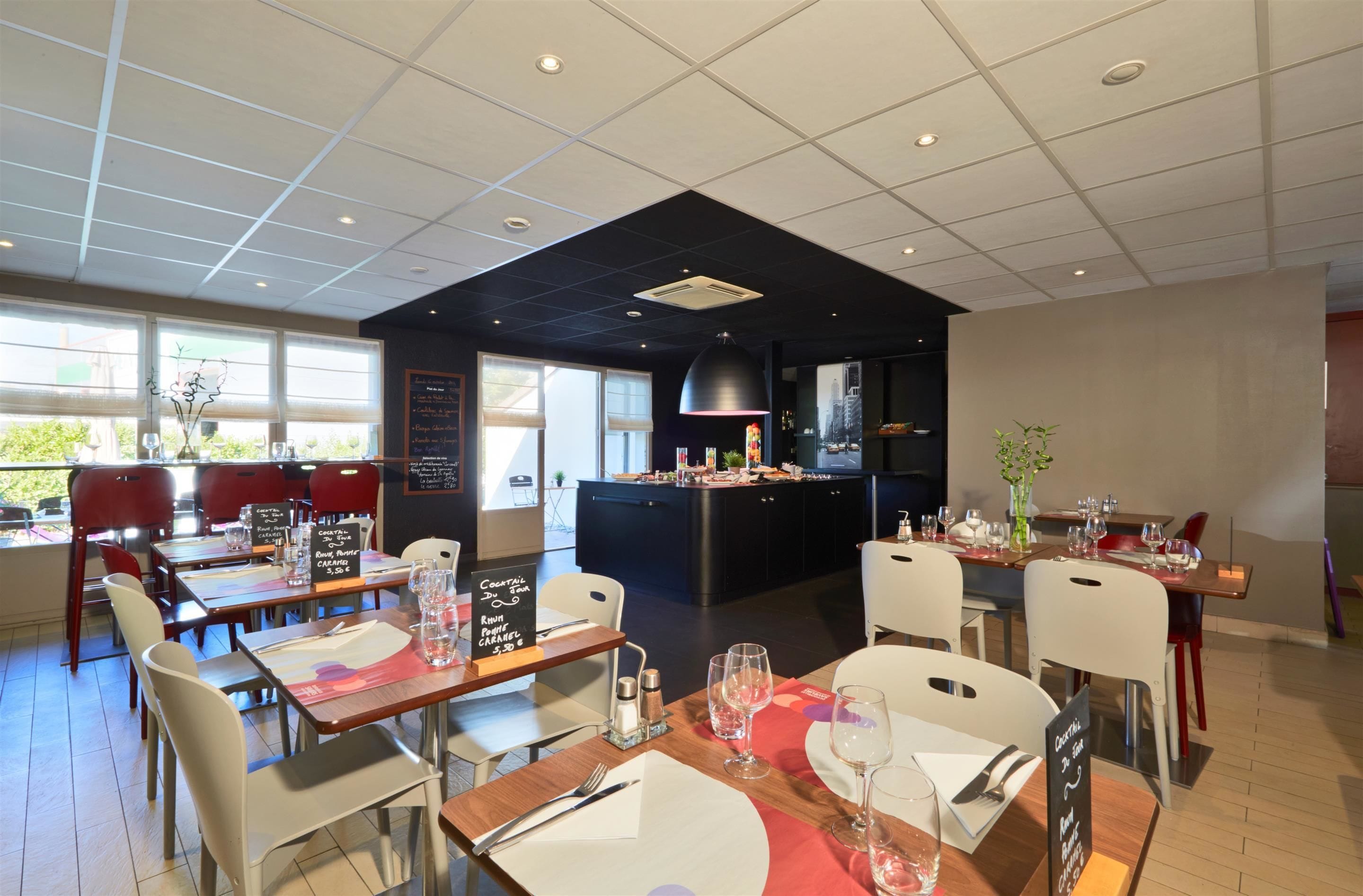 Breakfast and dinner served