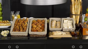 Daily buffet breakfast (EUR 13.9 per person)