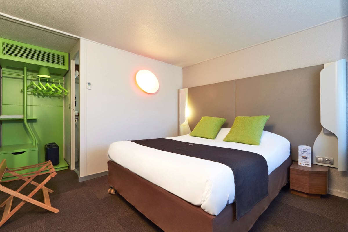 Desk, blackout curtains, iron/ironing board, free WiFi