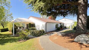 بوفيه فطور يوميًا بتكلفة قدرها (13.90 EUR للشخص)