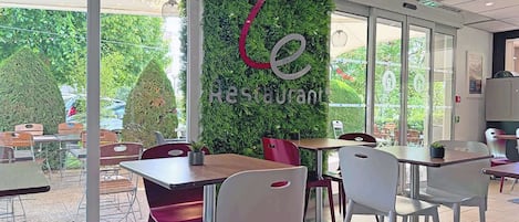 Se sirven desayunos, cenas y cocina francesa