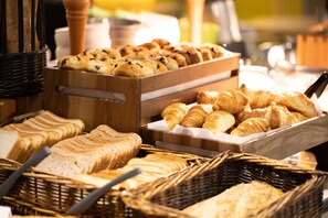 Daily buffet breakfast (EUR 13.90 per person)