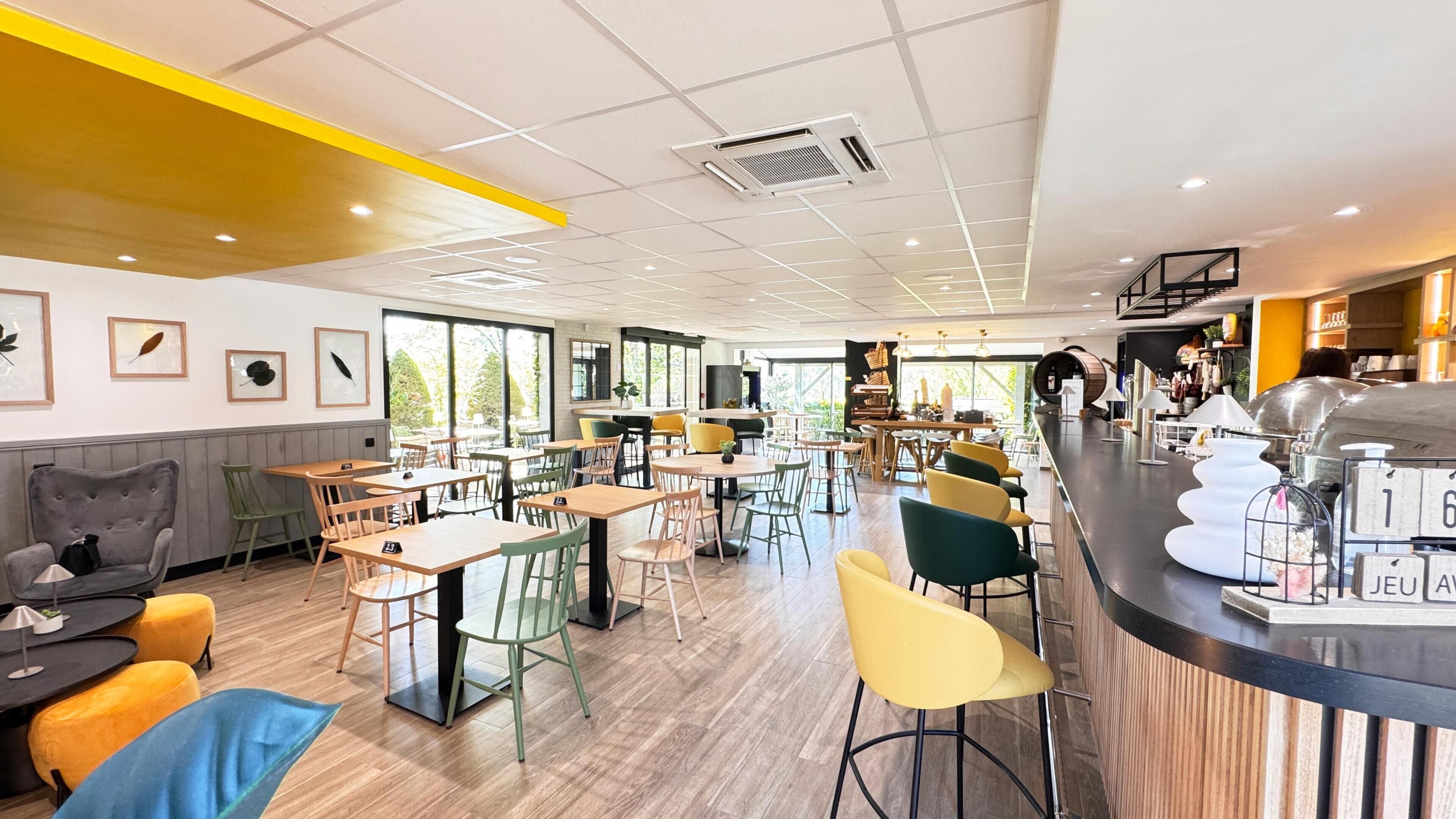 Breakfast and dinner served, French cuisine