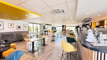 Breakfast and dinner served, French cuisine