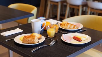 Dagelijks ontbijtbuffet (EUR 13.90 per persoon)