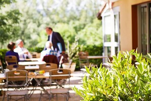 Breakfast and dinner served, French cuisine