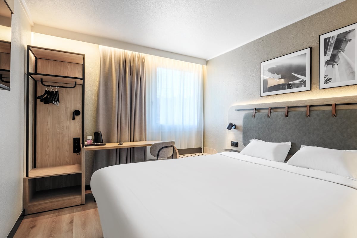 Premium bedding, desk, soundproofing, iron/ironing board