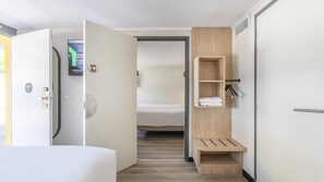 Quarto standard, várias camas, quartos conectados | Roupas de cama premium, escrivaninha, quartos à prova de som