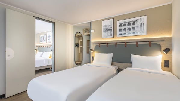 Chambre Standard, plusieurs lits, chambres communicantes | Literie de qualité supérieure, bureau, chambres insonorisées