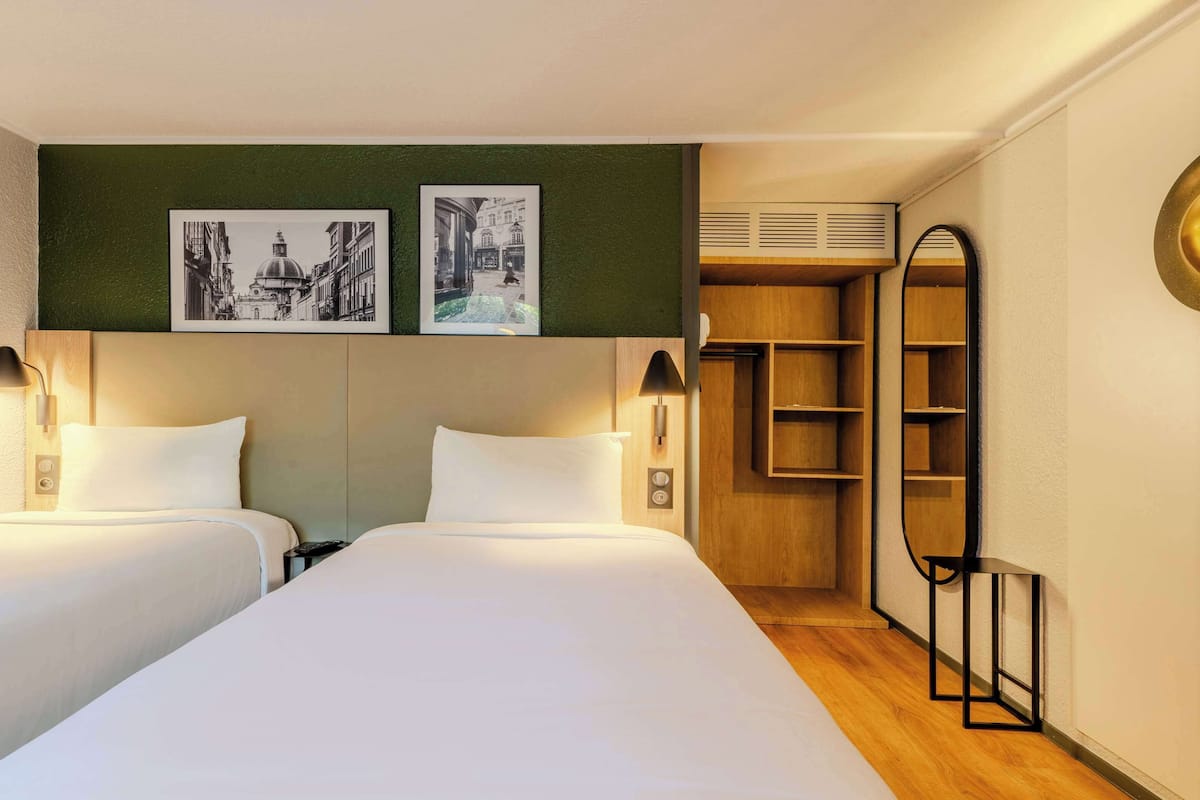 Standard Room, 2 Twin Beds | Premium bedding, desk, soundproofing, iron/ironing board