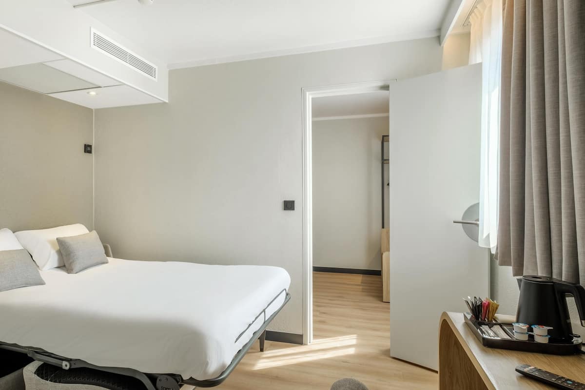 Superior Room, 1 King Bed with Sofa bed | Premium bedding, desk, soundproofing, iron/ironing board