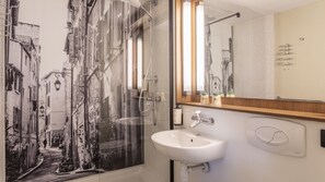 Superior kamer, 1 kingsize bed met slaapbank | Badkamer | Milieuvriendelijke toiletartikelen, een haardroger, handdoeken
