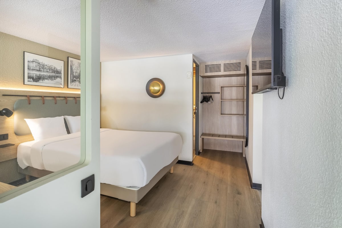 Chambre Supérieure, 1 très grand lit et 1 canapé-lit | Literie de qualité supérieure, bureau, chambres insonorisées